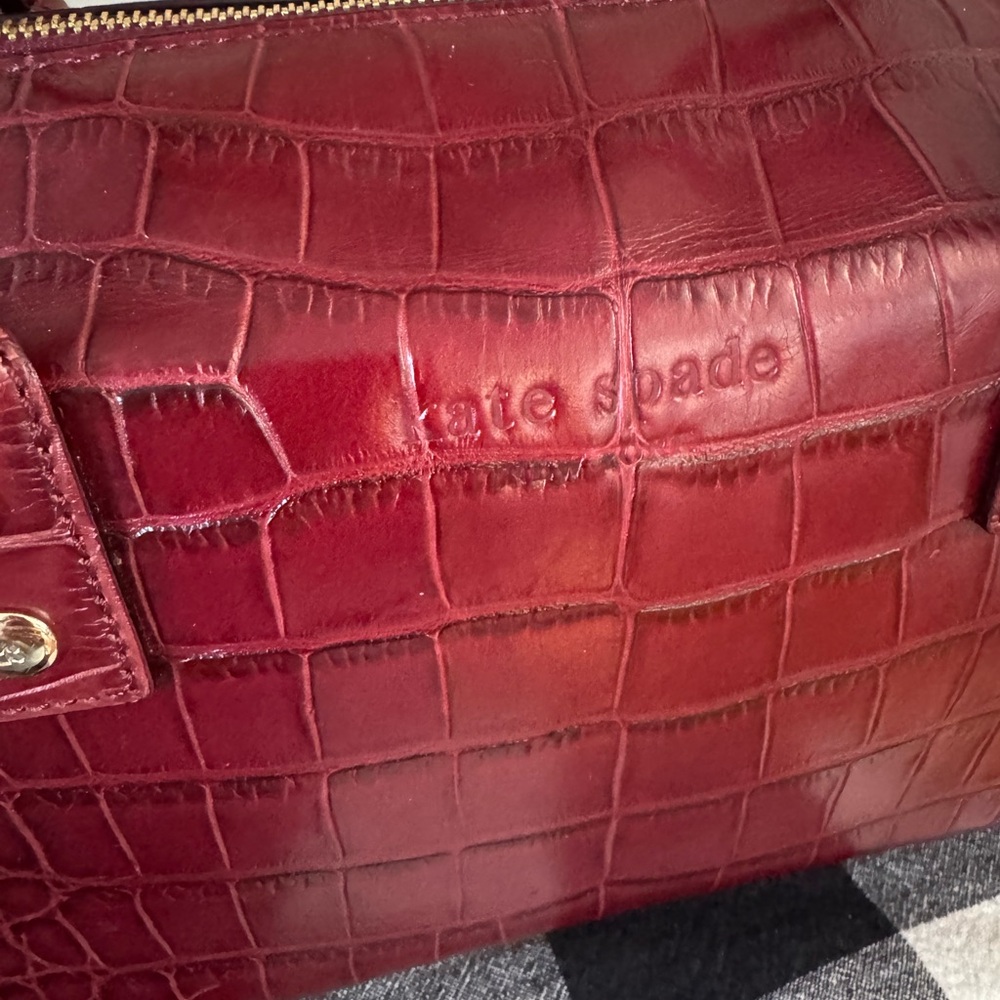 Kate Spade - Elegant Crocodile-Embossed Burgundy Handbag - Picture 2 of 7